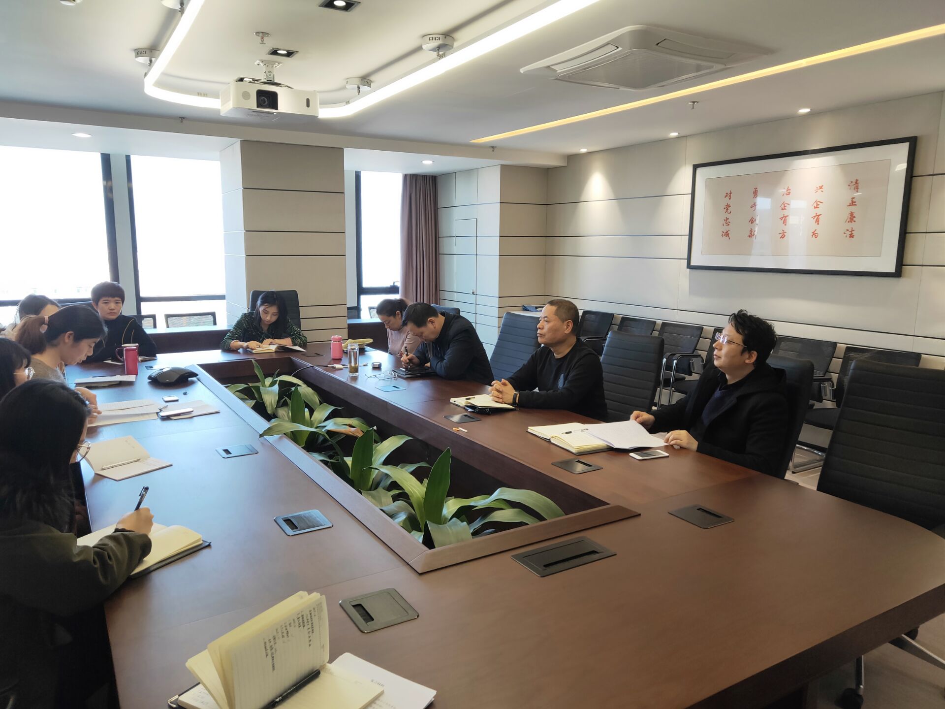 集团公司机关第三党支部召开整个党员大会