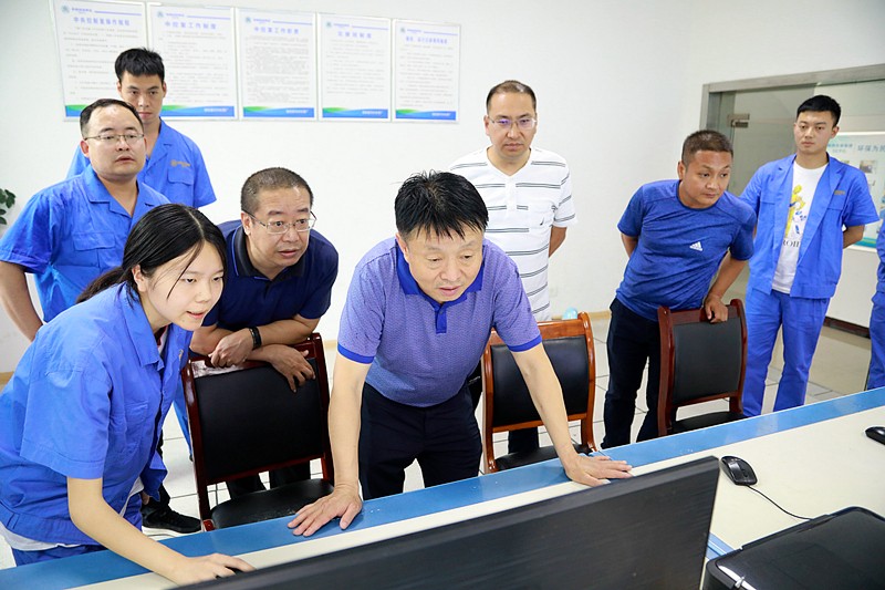 熊良虎在镇安污水处置厂调研时指出：以守护人民人民喝上干净的水、安心的水为启程点，助力打好碧水保卫战