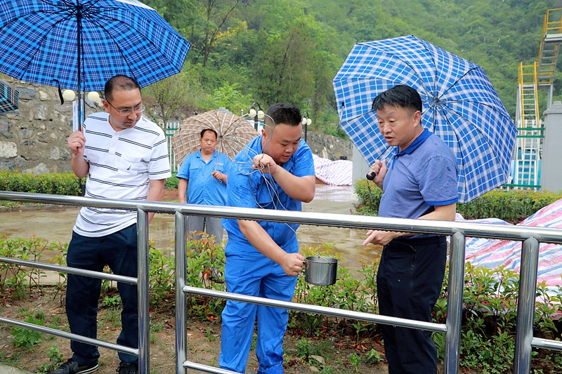 熊良虎在镇安污水处置厂调研时指出：以守护人民人民喝上干净的水、安心的水为启程点，助力打好碧水保卫战