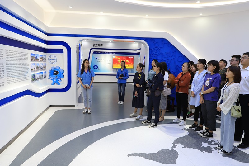 陕西金年会集团团委到法士特集团参观进建