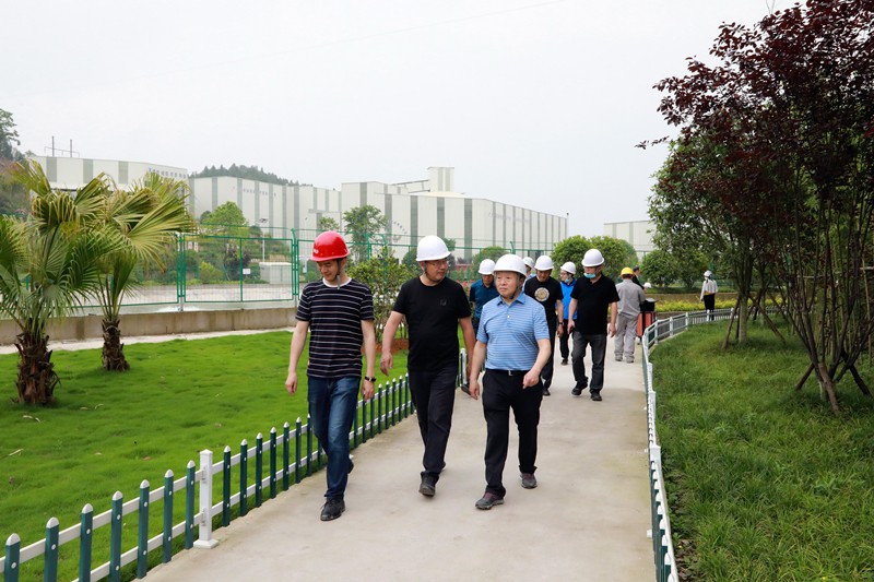 熊良虎在沉庆市中科大业集团调查时强调：对峙生态优先战术，想好生态经、走好扶贫路