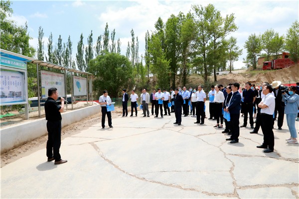 陕西金年会集团复工复产促增长项目观摩会议与会人员走进绿色能源公司油气公司水环境公司陕北片区项目