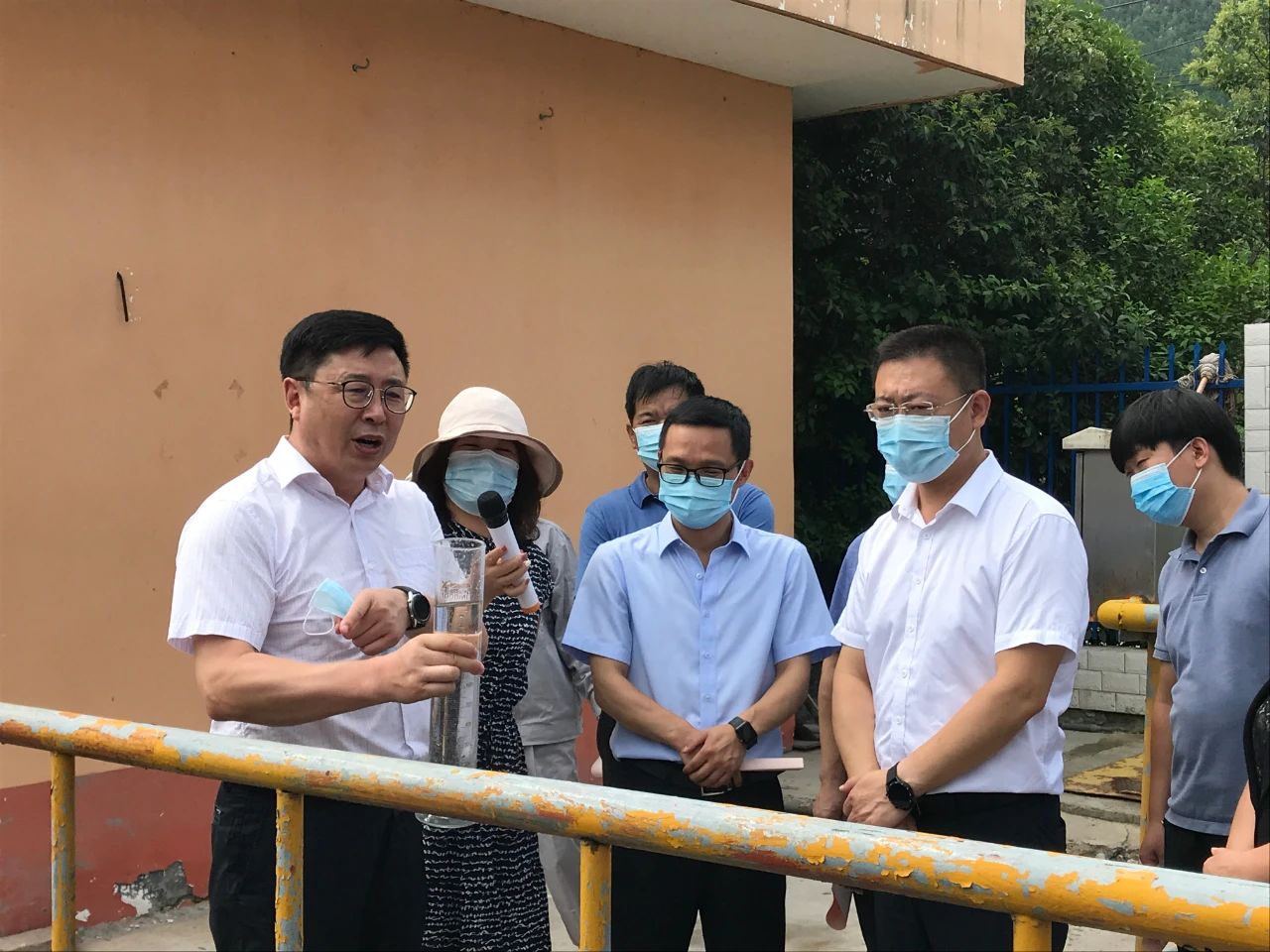 丹凤县政协主席周建政一行到丹凤县污水处置厂发展县域生态环境；ぷㄌ獾餮