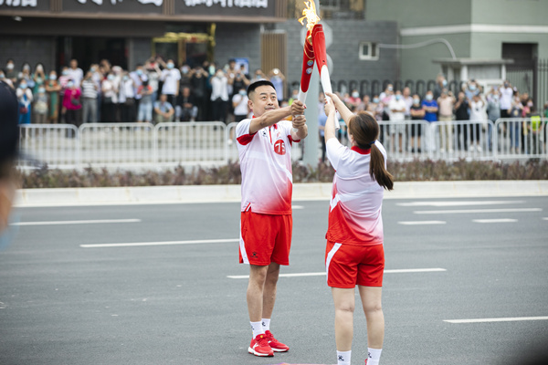 高慢！陕西金年会集团职工王玮参加十四运会火炬传递！