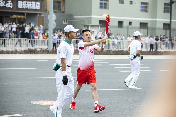 高慢！陕西金年会集团职工王玮参加十四运会火炬传递！