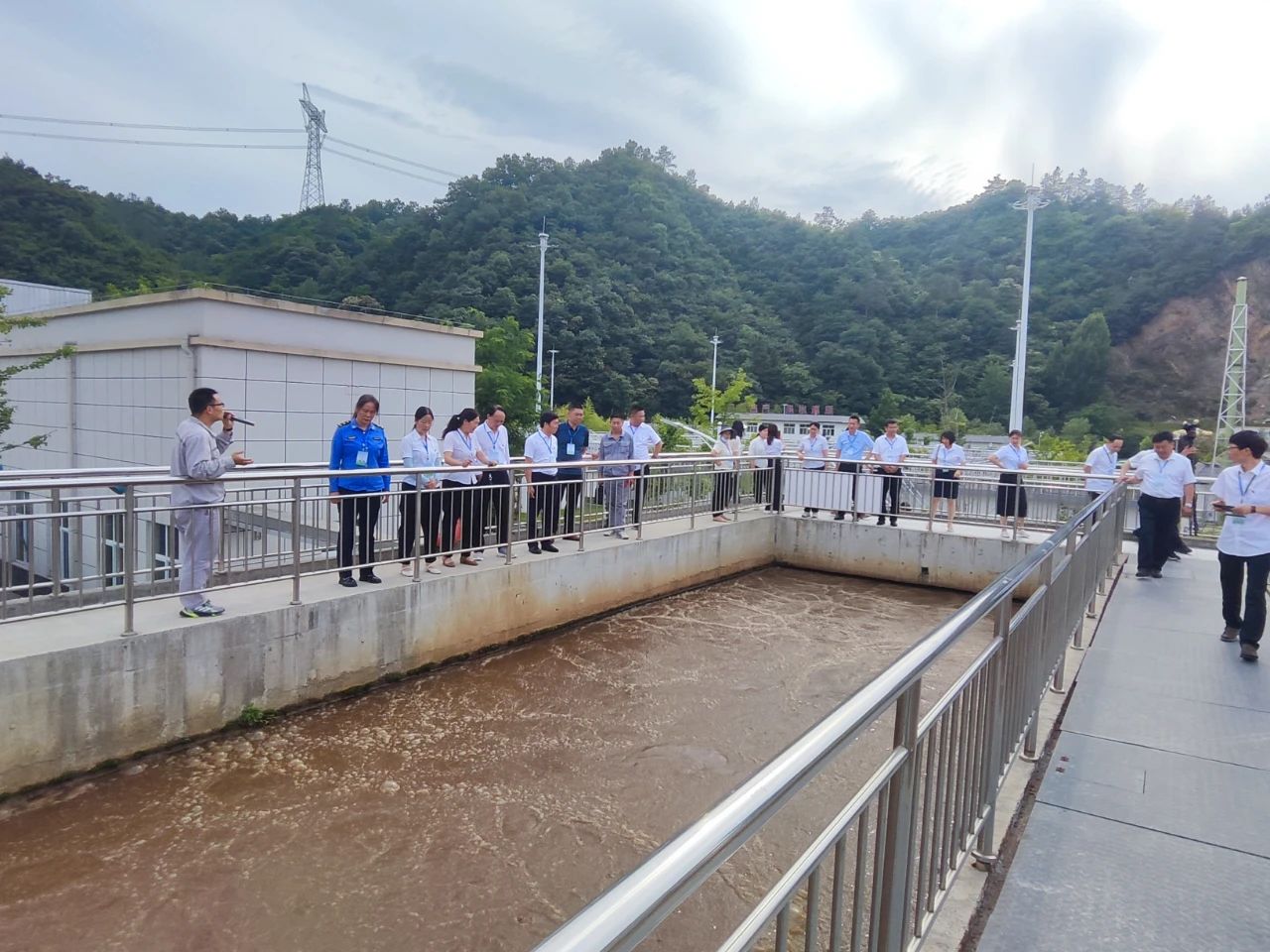 水环境商南公司结合商洛市生态环境局商南县分局发展金年会设施向公家盛开活动