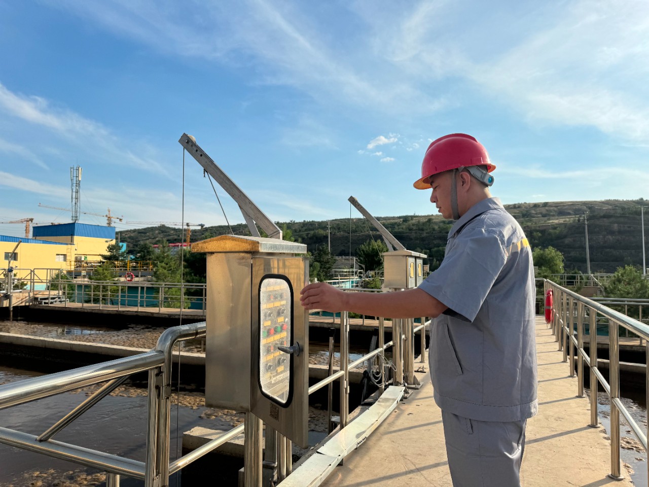 水环境公司职工贺虎荣获神木市人民当局宣告的“2023年度生态环境；すぷ飨冉孜摇比儆称号