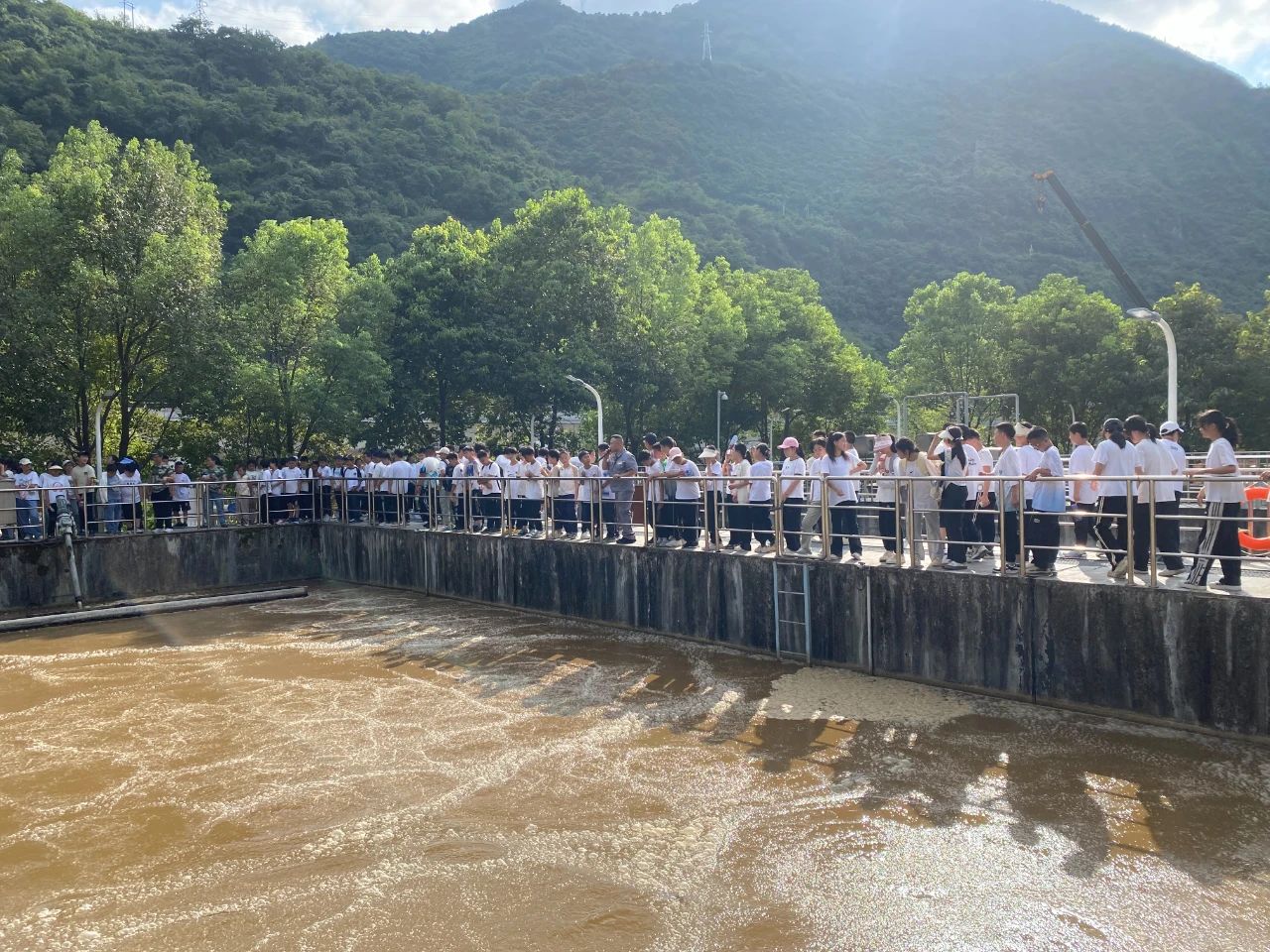 水环境公司镇安污水处置厂与镇安县第二中学进行金年会设施公家盛开日活动暨“绿色文化教育基地”授牌典礼